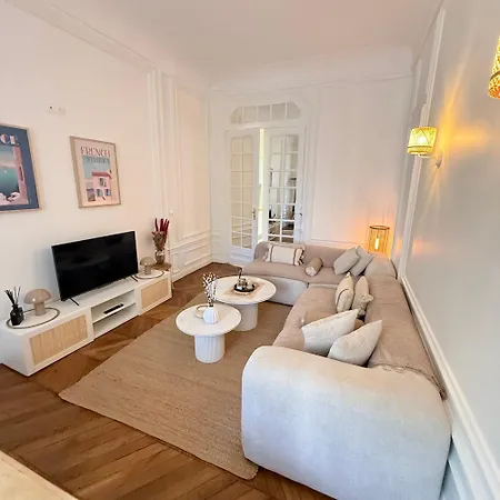 Elegant 2 Bedroom Arc De Triomphe